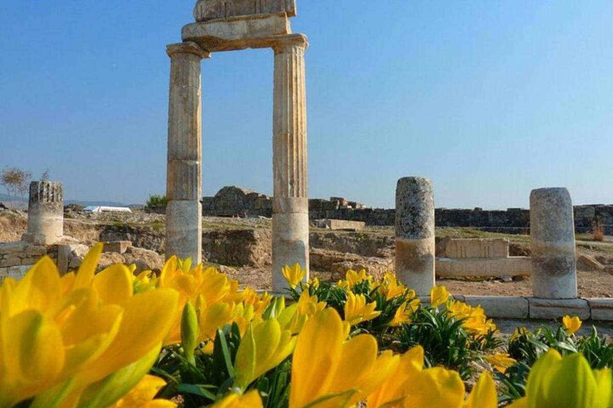 un mazzo di fiori gialli davanti a un tempio