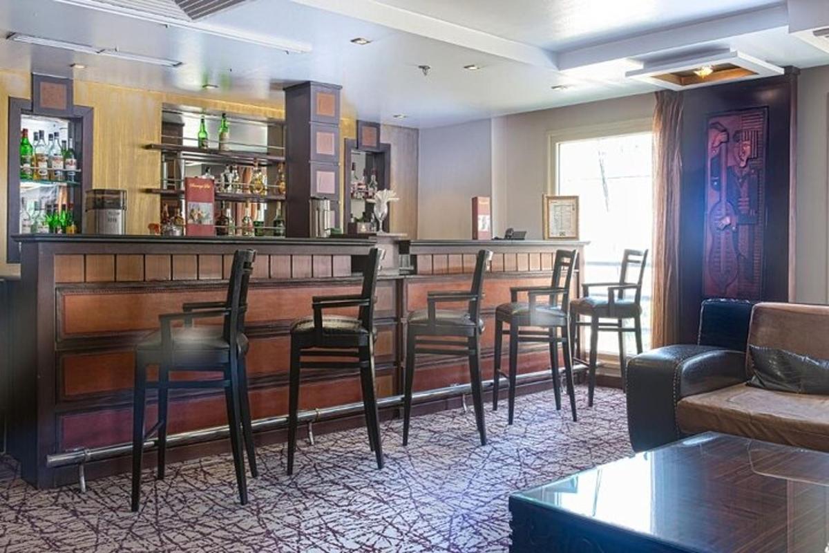 un bar en una habitació amb cadires i un sofà