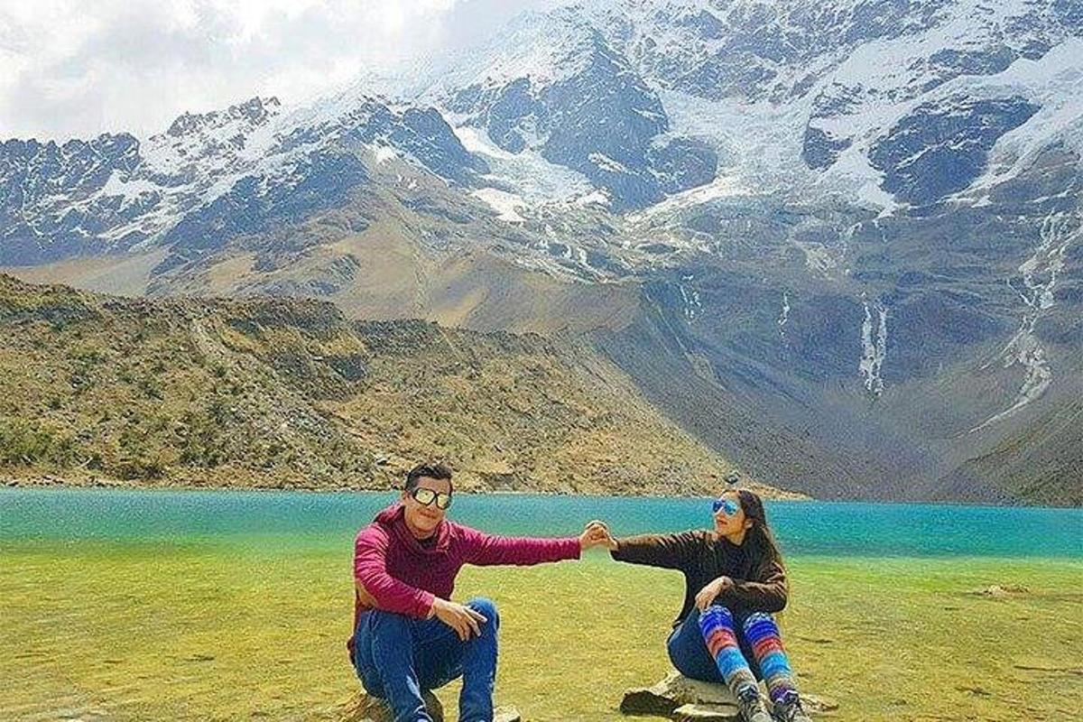 رجل وامرأة راكعين على الأرض أمام جبل