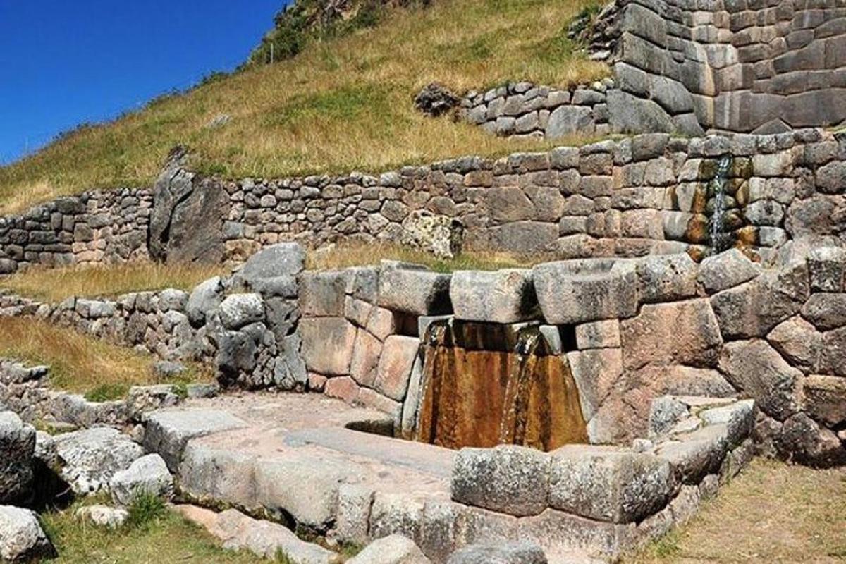 dinding batu dengan pancutan air di hadapannya
