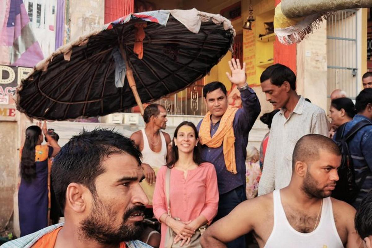 مجموعة من الأشخاص يقفون في الشارع مع مظلة