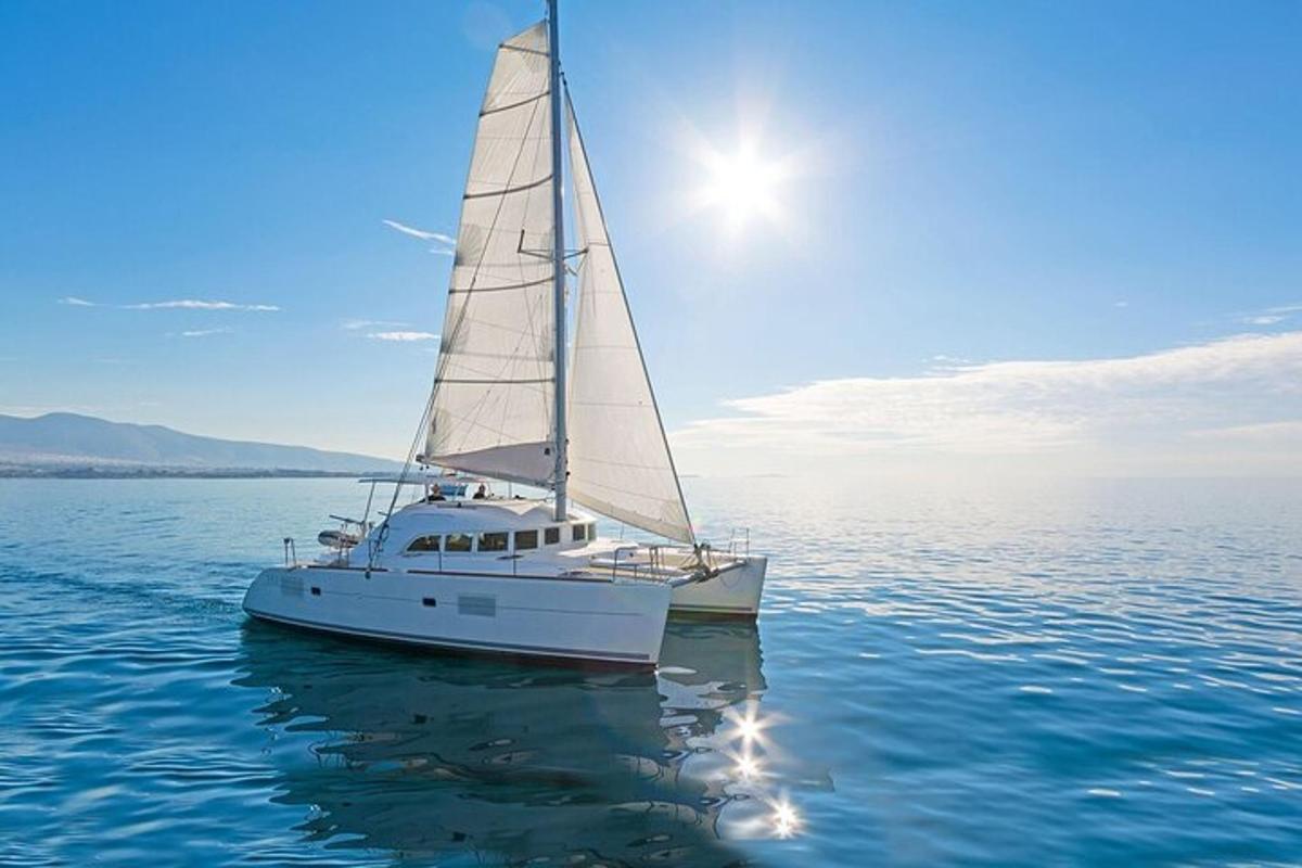 una barca a vela sull'acqua in una giornata limpida
