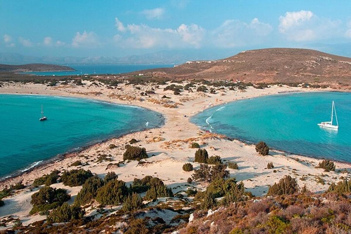 una piccola isola con una barca in acqua