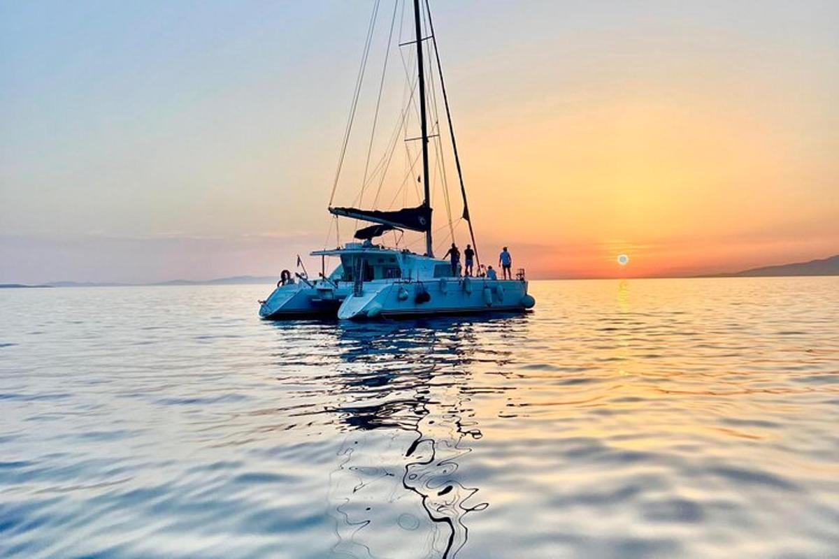 una barca a vela in acqua al tramonto
