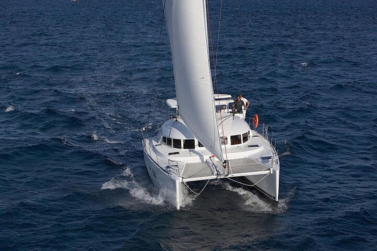 una barca a vela bianca nell'acqua