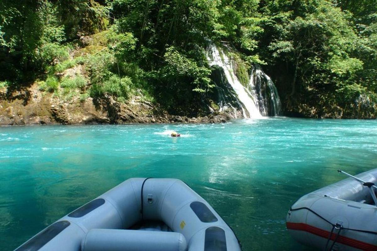 чамац у води испред водопада