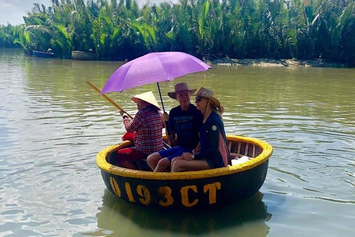 Un grupo de personas sentadas en un bote con un paraguas.