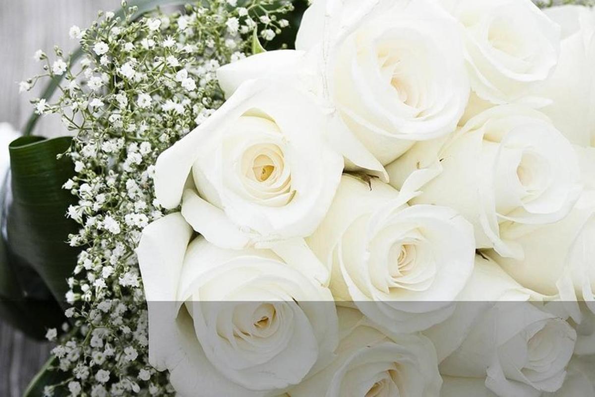 isang palumpon ng mga puting rosas na may hininga ng mga sanggol