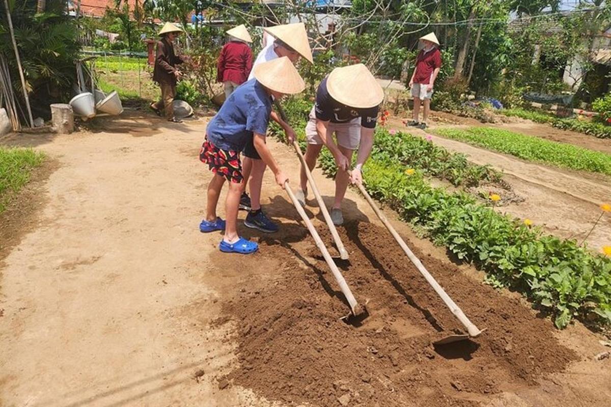 eine Gruppe von Menschen mit Hüten, die in einem Garten arbeiten