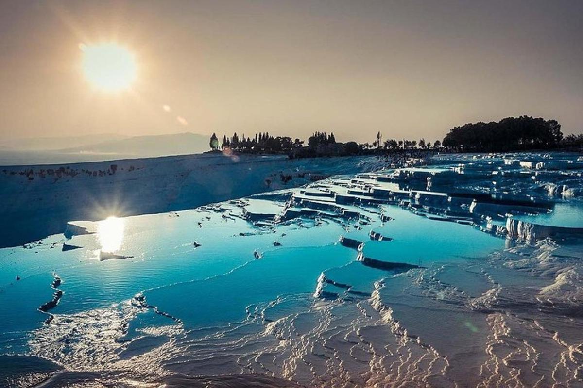 un gruppo di pozze di acqua blu su una spiaggia