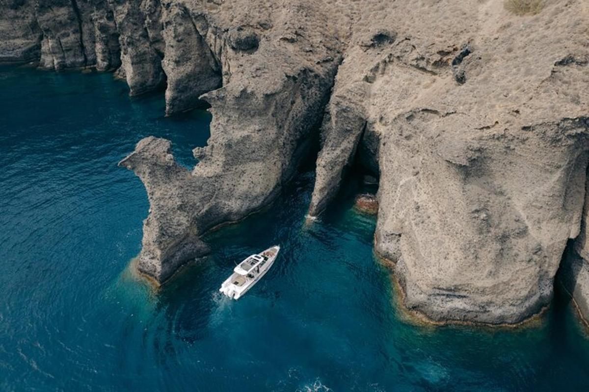 un vaixell a l'aigua al costat d'un penya-segat