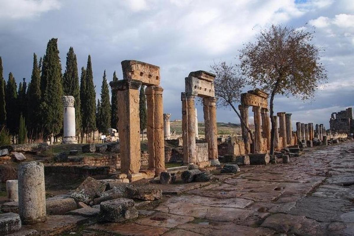 una fila di antiche colonne in una strada