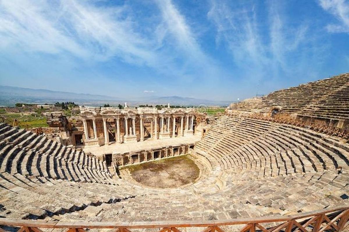 ένα άδειο αμφιθέατρο με φόντο τον γαλάζιο ουρανό