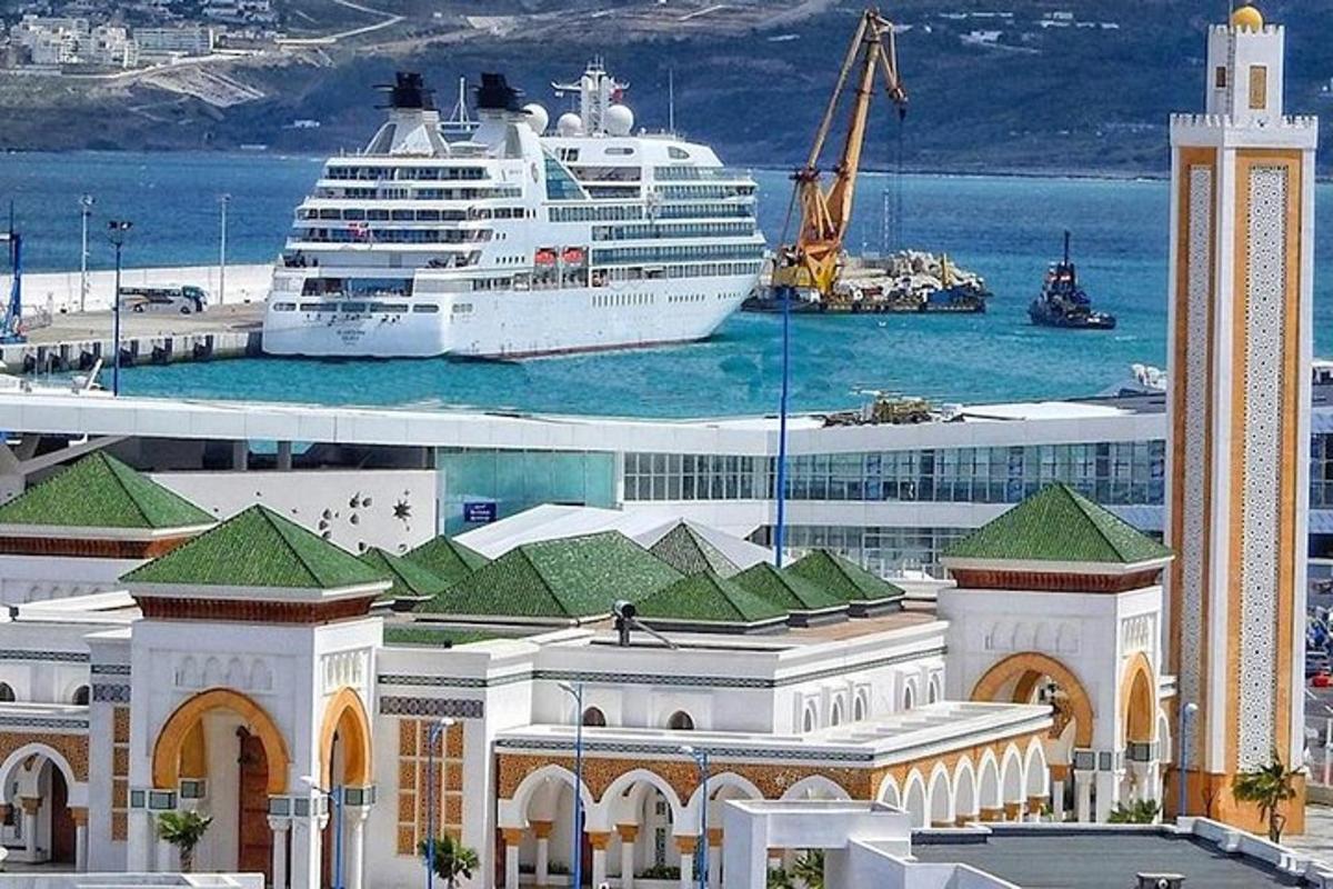 una nave da crociera è attraccata in un porto