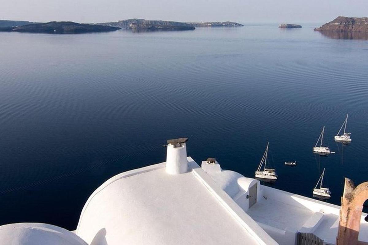 una vista di un grande specchio d'acqua con barche