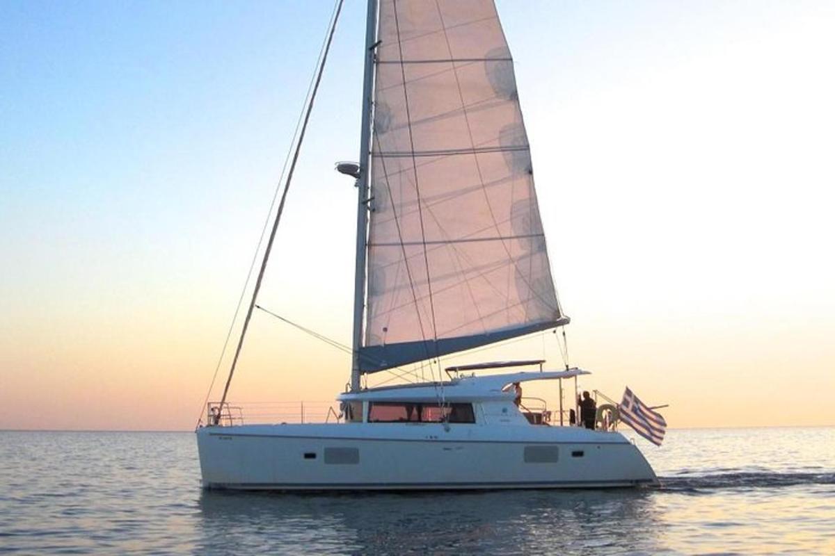 een witte zeilboot in het water met een Amerikaanse vlag