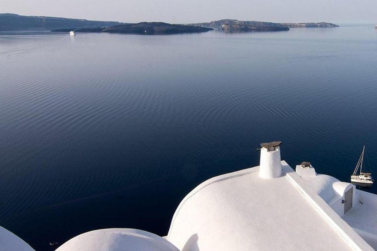 μια θέα σε ένα μεγάλο υδάτινο σώμα