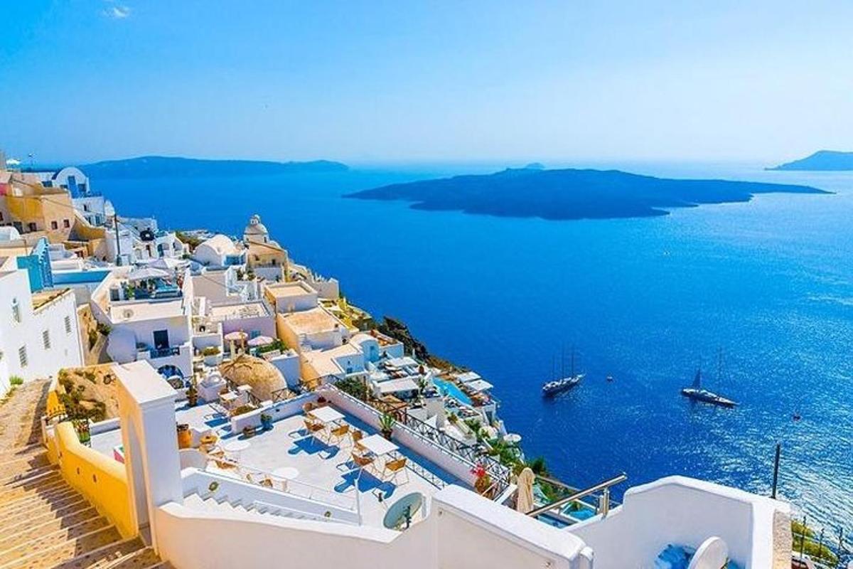 μια εναέρια άποψη μιας ομάδας κτιρίων και του ωκεανού
