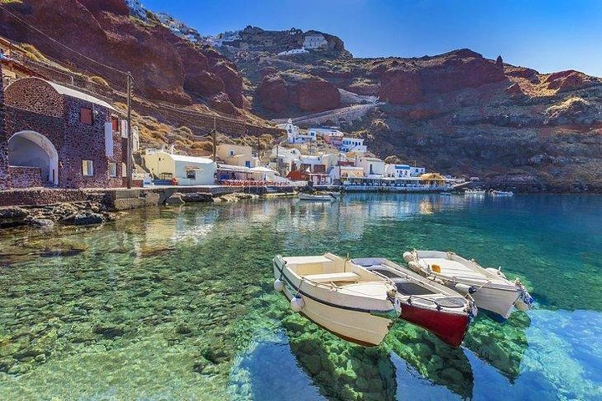 due barche in uno specchio d'acqua vicino a una città