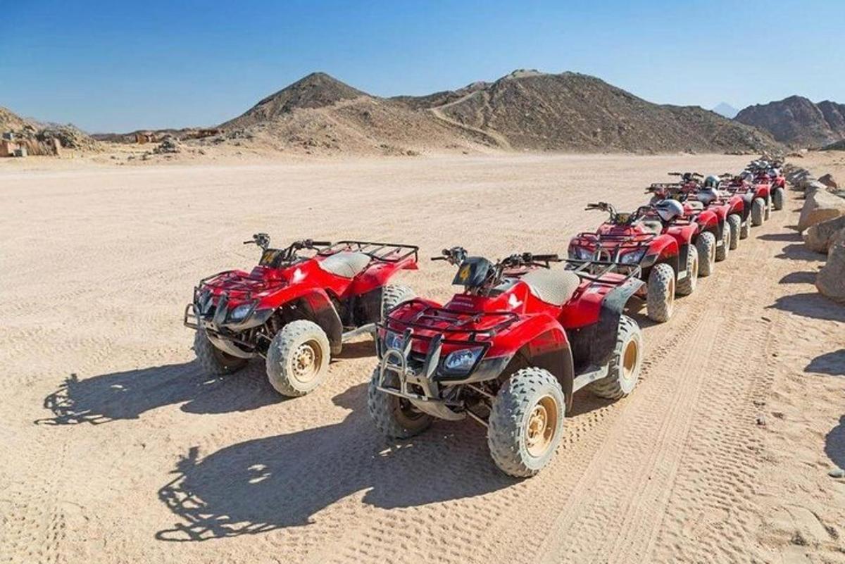 صف من المركبات الرباعية الدفع متوقفة في الصحراء