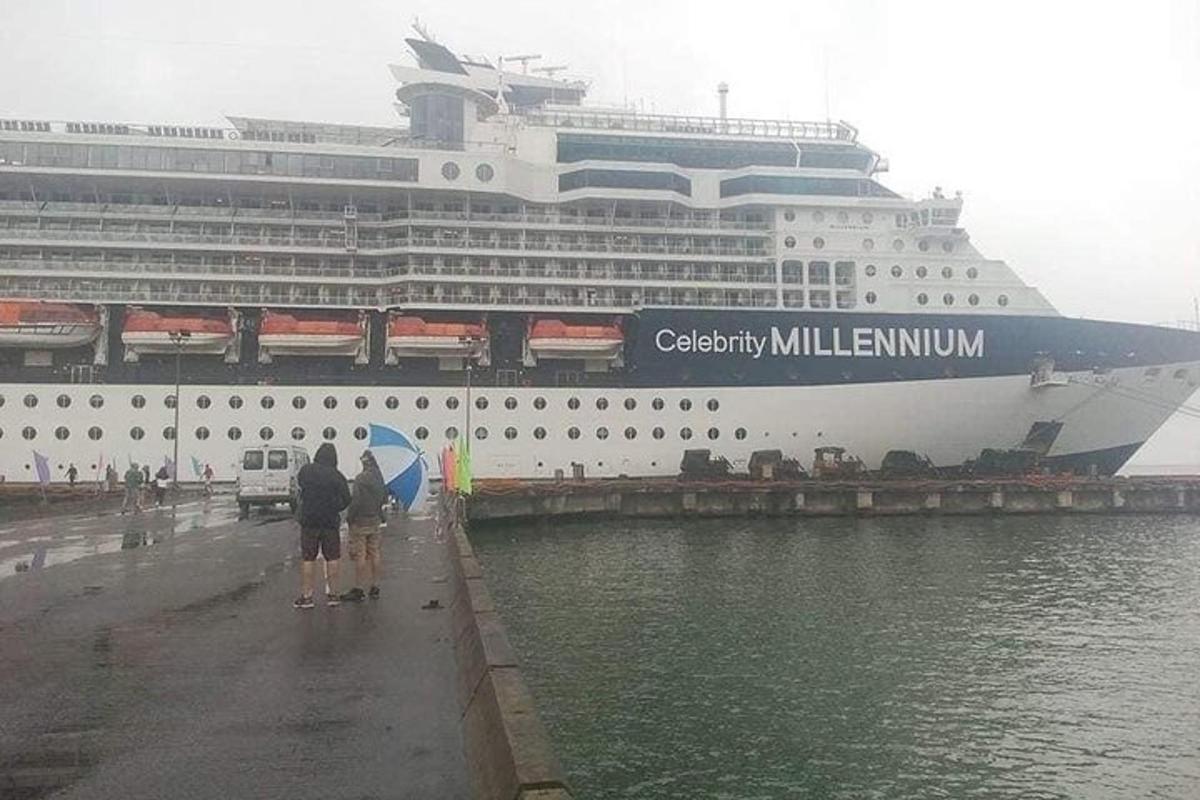 výletní loď zakotvila v molu se dvěma lidmi s deštníkem