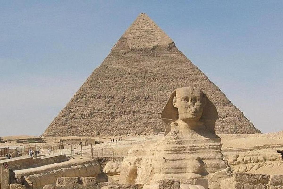 velká socha před pyramidou