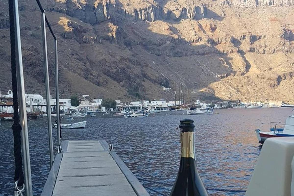 бутилка вино, седнала на кея във водата
