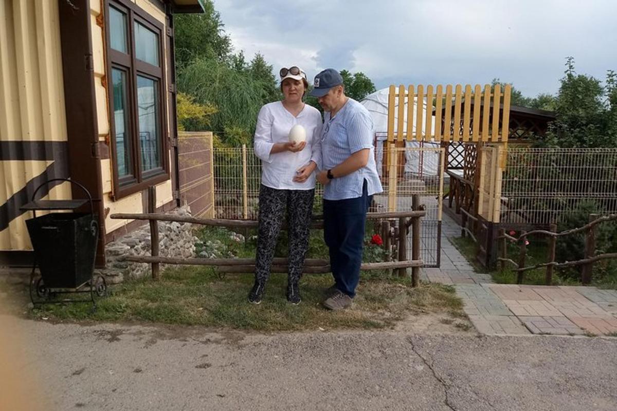 Un hombre y una mujer de pie junto a un edificio.