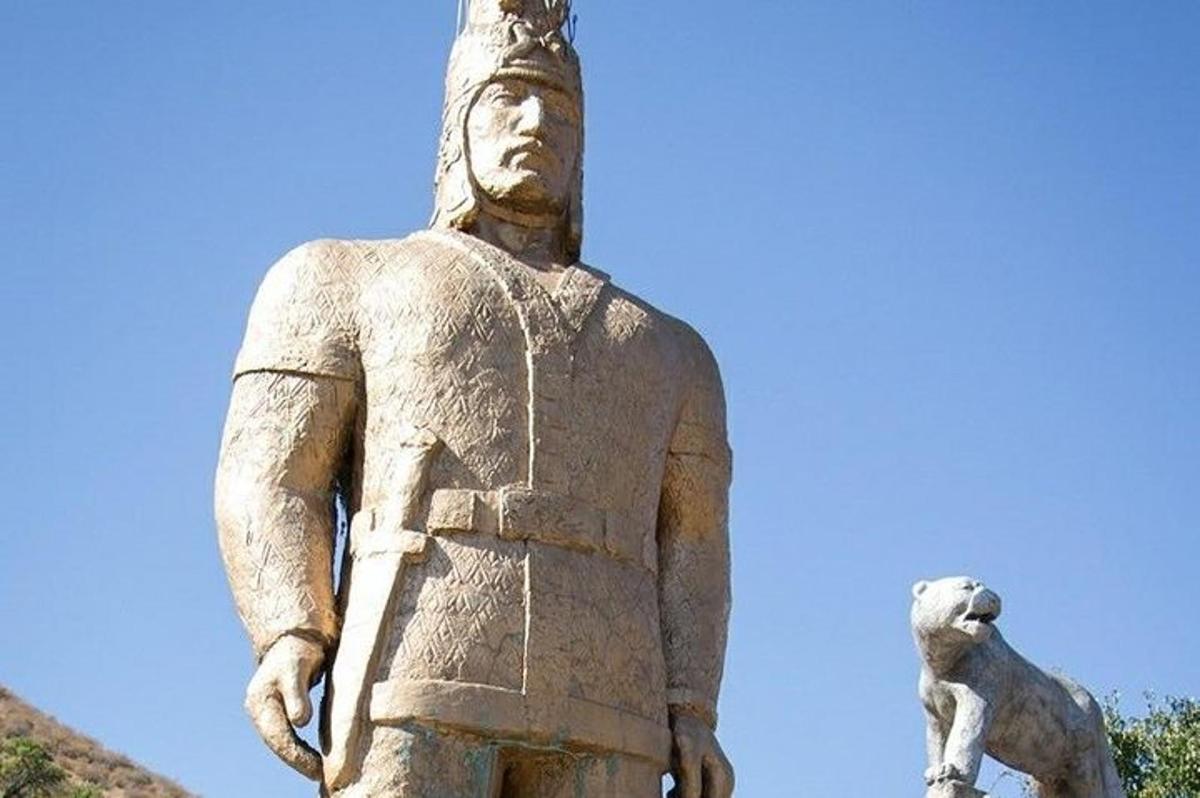 статуа човека са козом на леђима