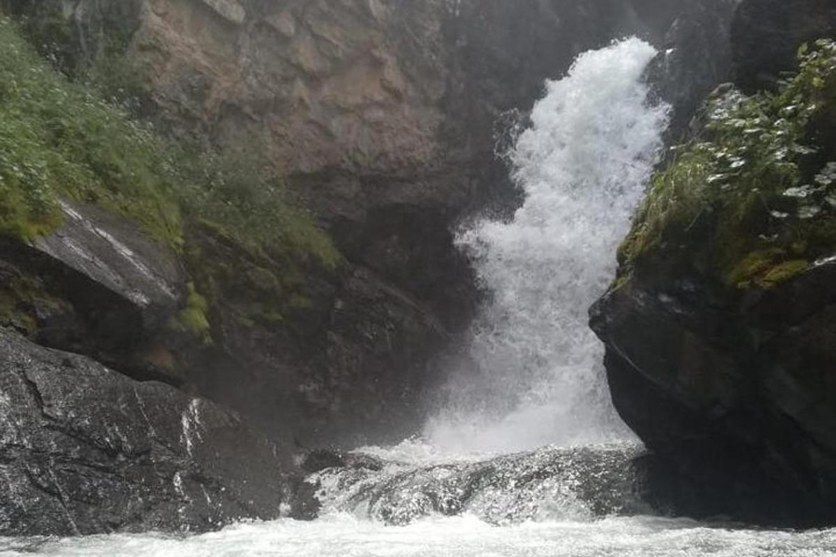 una cascada en medio de un río