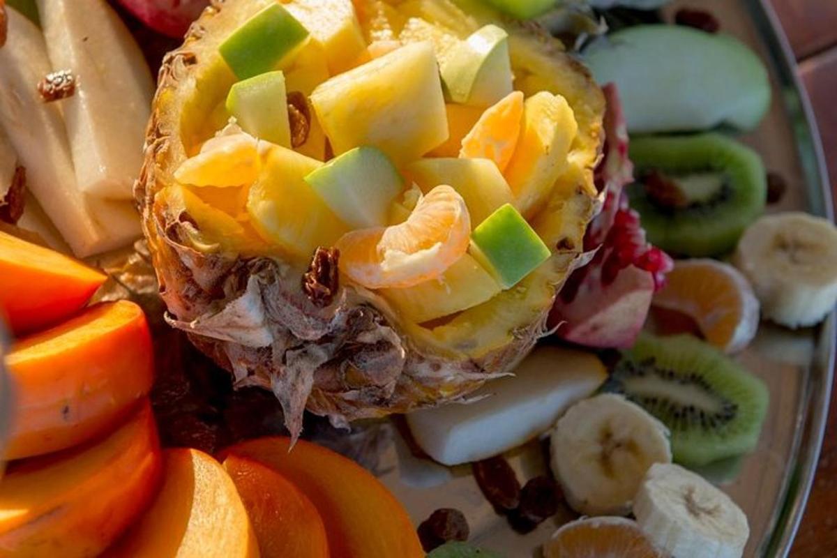 Un plato de comida con frutas y verduras encima.
