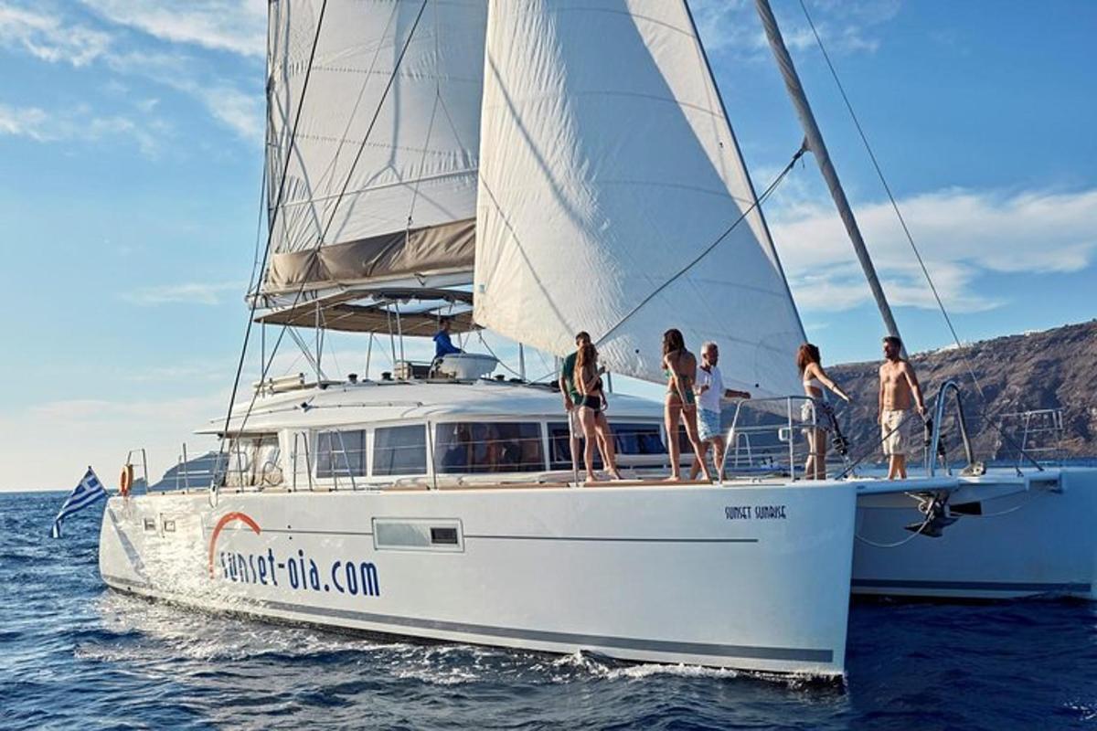 Un grupo de personas en un velero en el agua.
