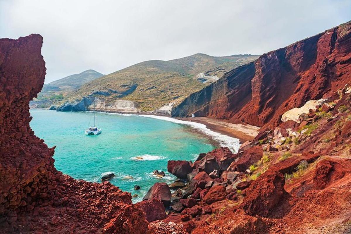un barco en el océano en una playa rocosa