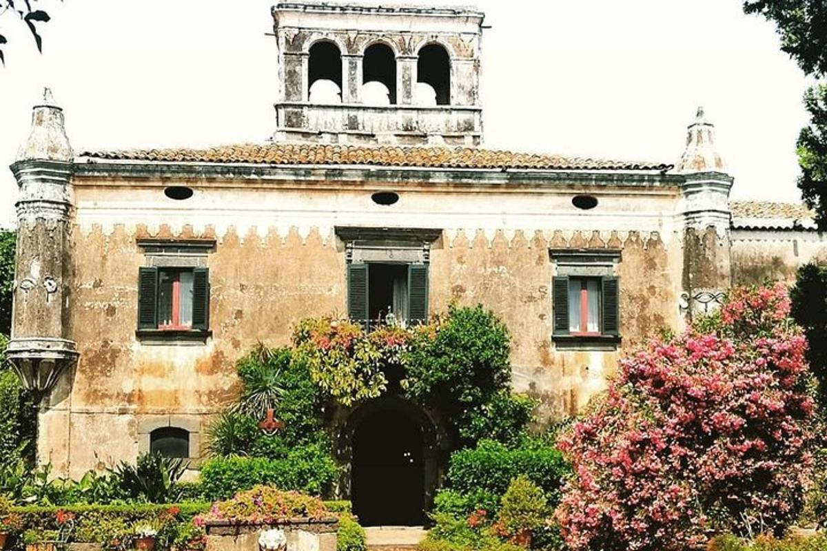 ένα παλιό κτίριο με έναν πύργο στην κορυφή του