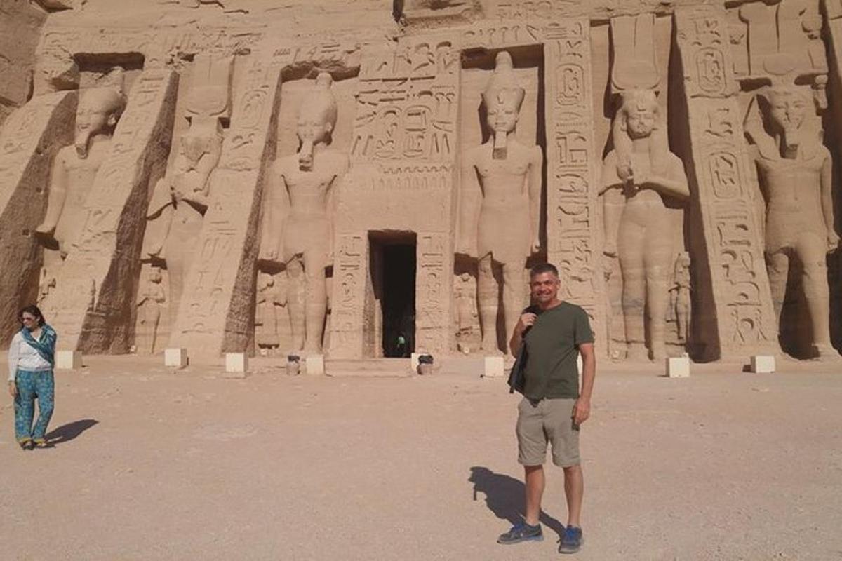 un uomo è in piedi davanti ad un araohuments