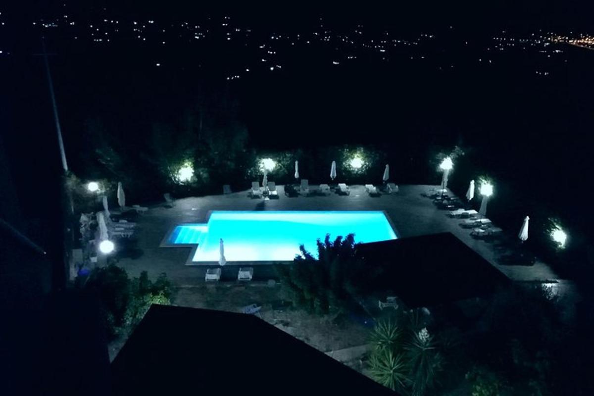 Μια άδεια πισίνα τη νύχτα με φώτα