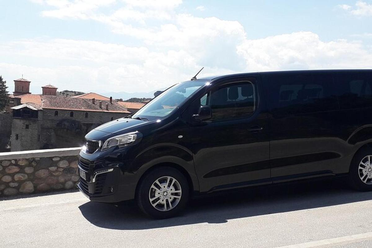černá dodávka zaparkovaná na parkovišti