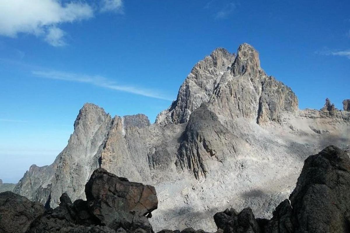 una montagna rocciosa con un cielo azzurro sullo sfondo
