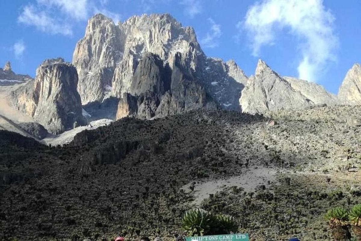 una grande montagna in mezzo al deserto