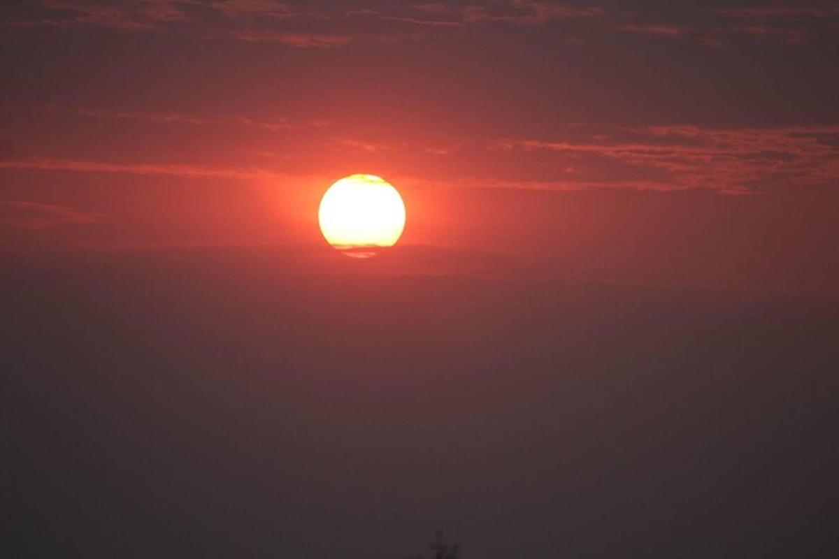 un tramonto rosso con il sole nel cielo
