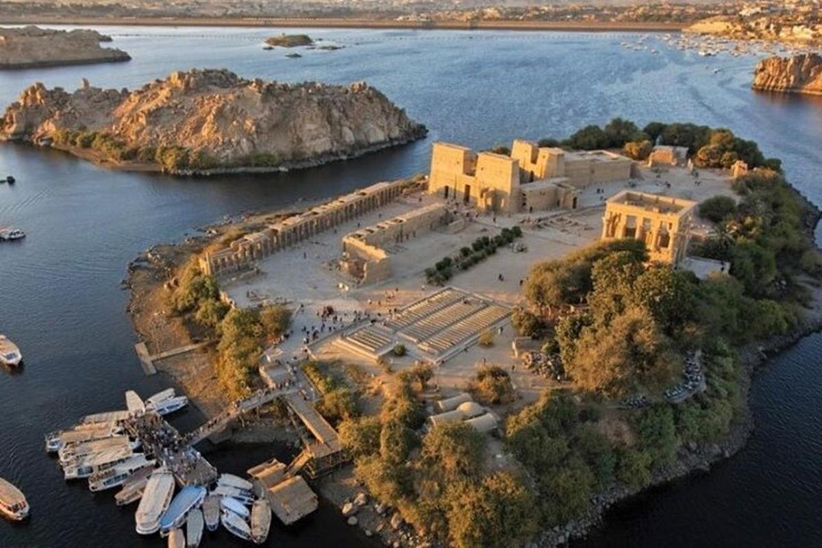 un'isola in mezzo a uno specchio d'acqua