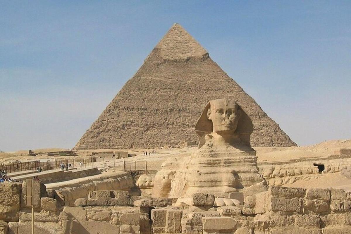een groot standbeeld voor de piramide