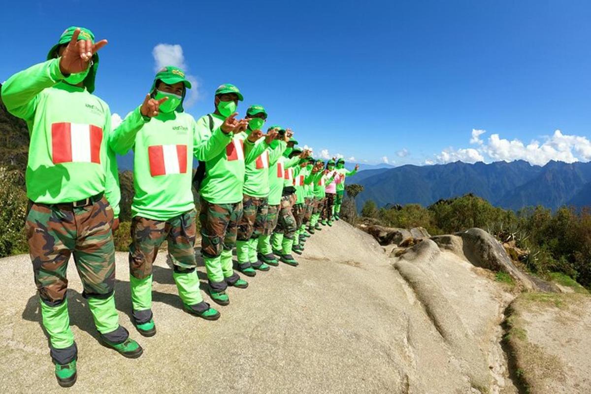 un gruppo di soldati in piedi sulla cima di una montagna