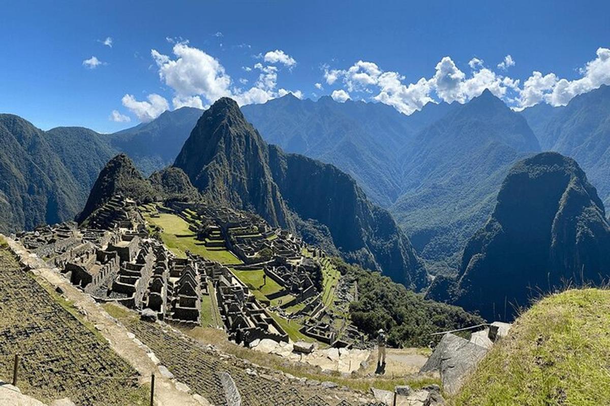 una vista di un'antica città in cima a una montagna