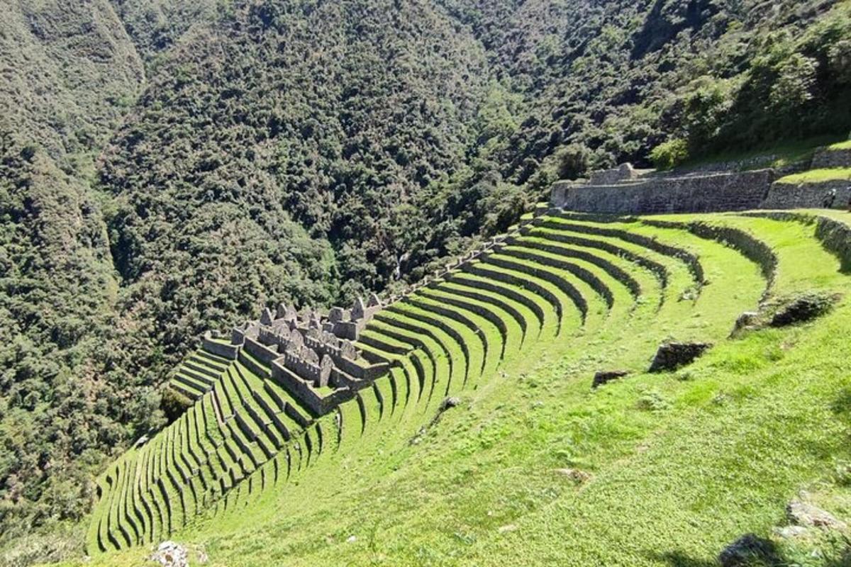 un antico anfiteatro sul fianco di una montagna