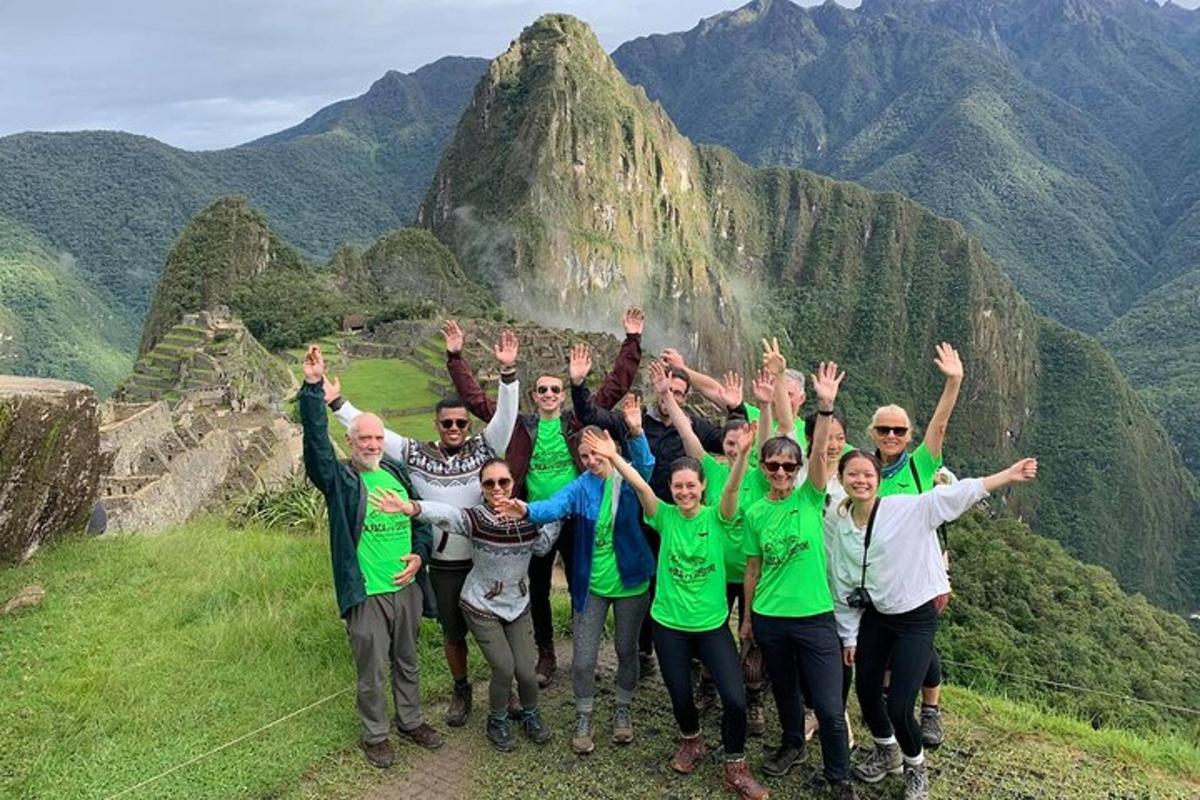 um grupo de pessoas em pé no topo de uma montanha