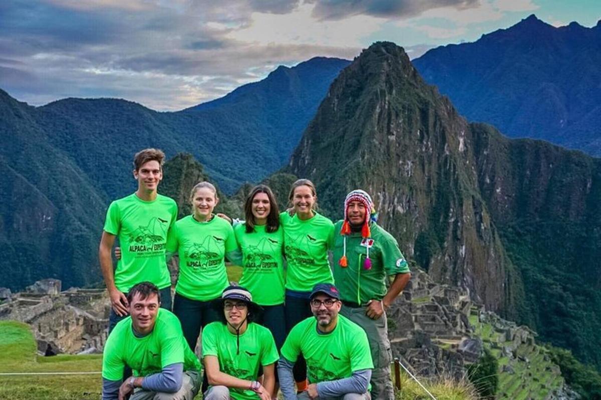 sekumpulan orang bergambar di atas gunung