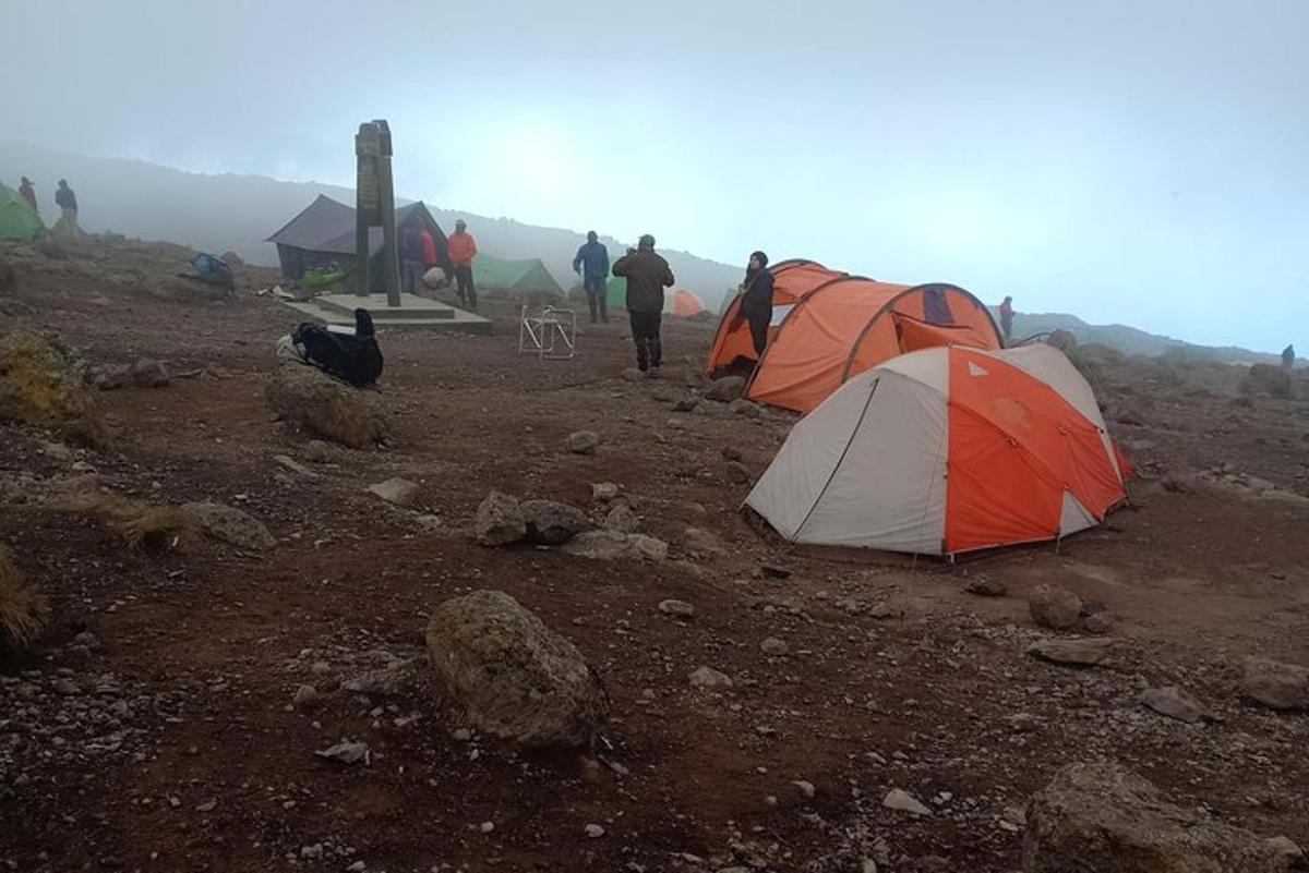 skupina stanů na vrcholu hory