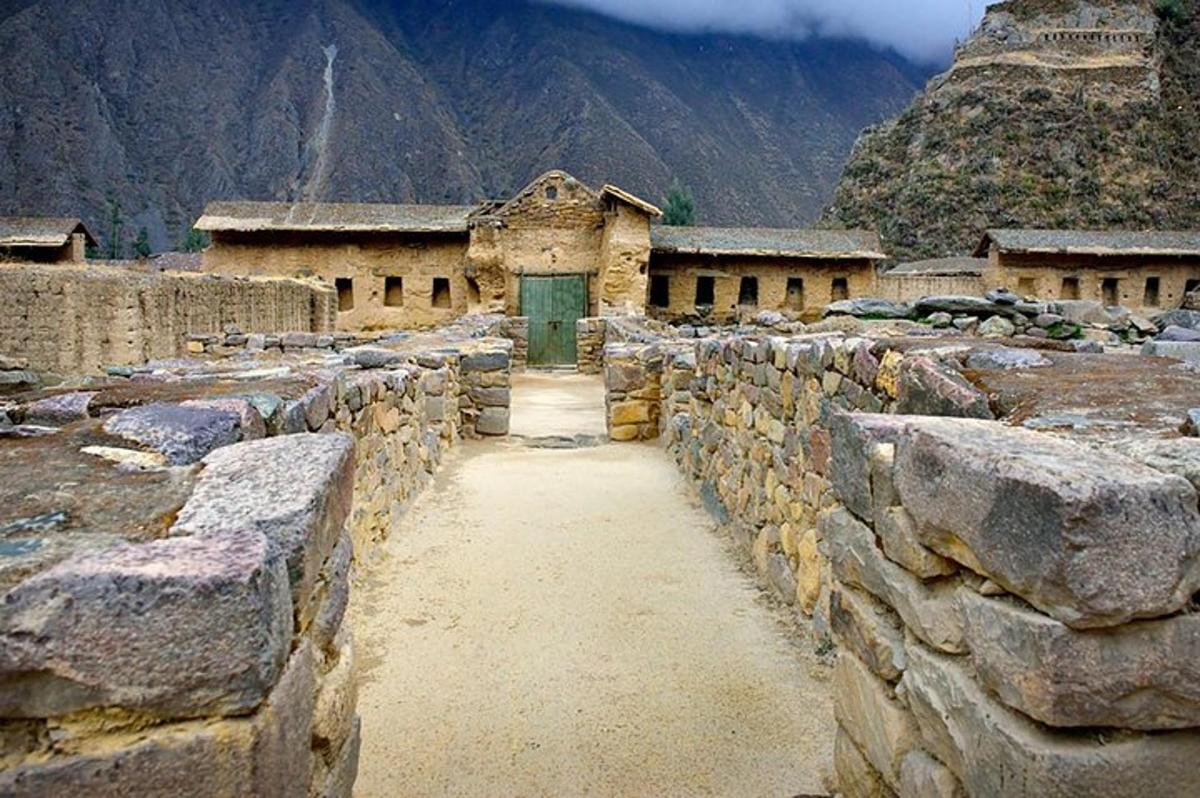 Un edificio de piedra con una puerta verde en una montaña.