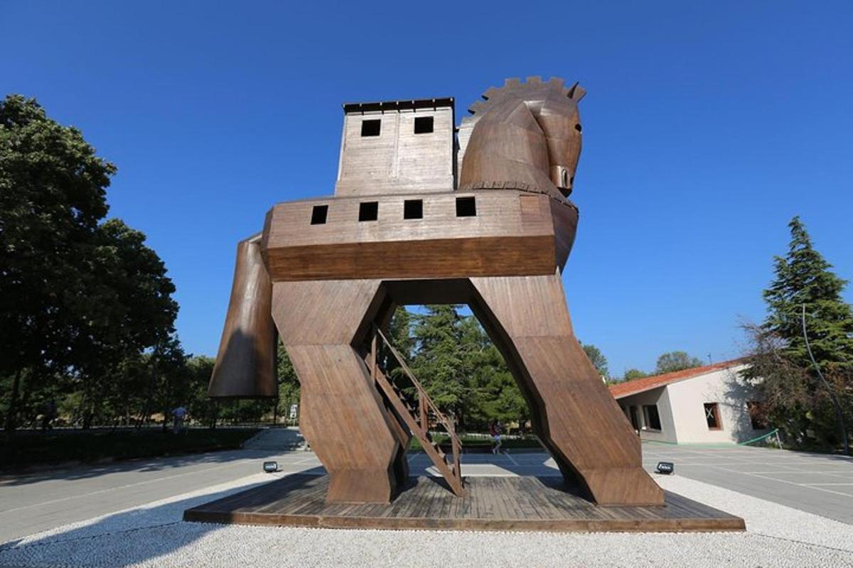 uma estátua de um cavalo na beira de uma rua